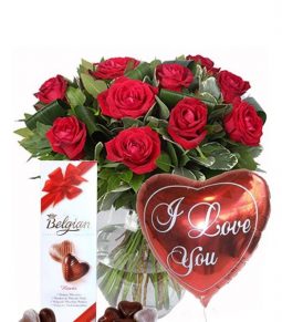 דיל רומנטי 11 ורדים +שוקולד + בלון לב