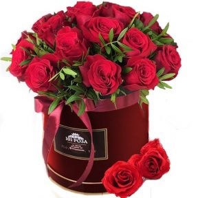 סידור פרחים במארז עגול המורכב מורדים אדומים