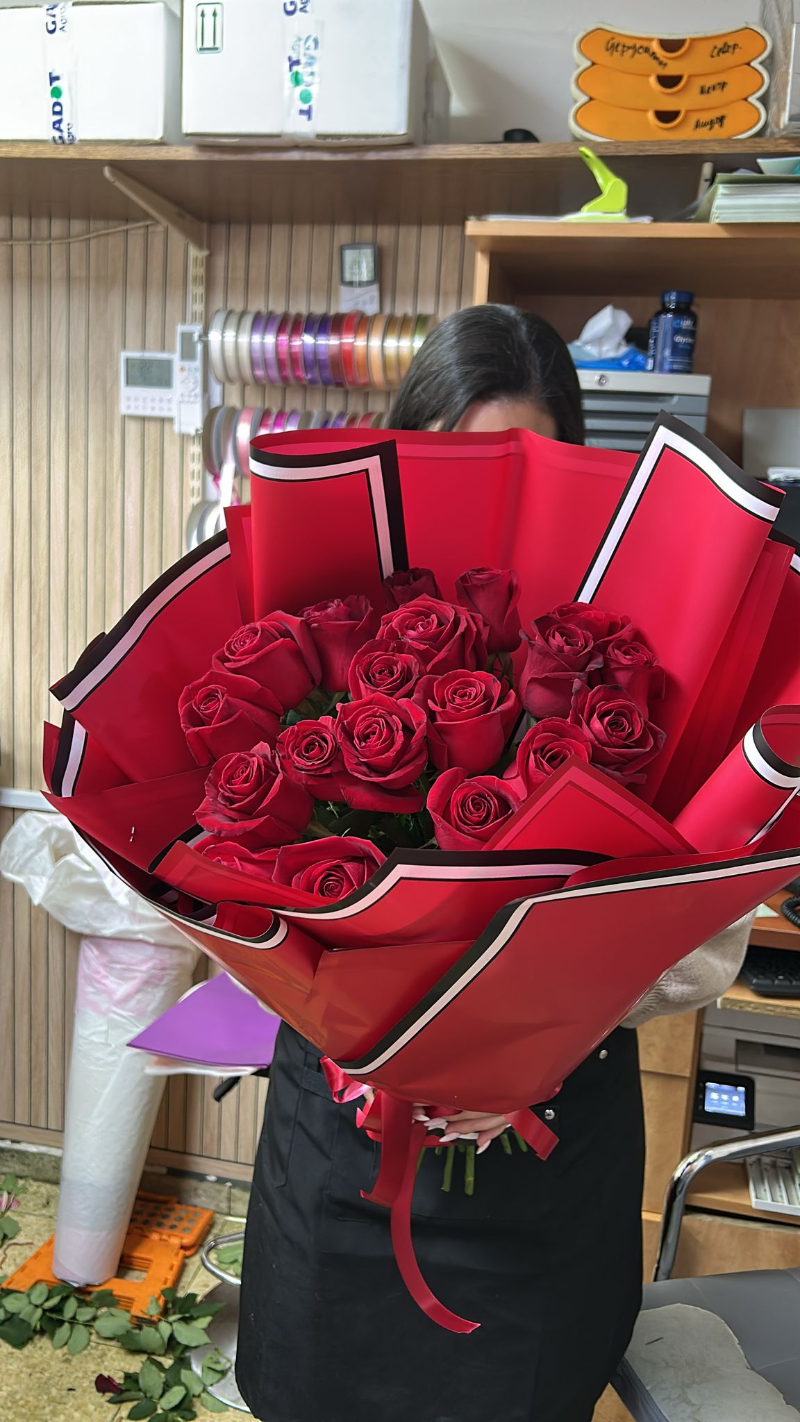 זר קלאסי ורדים אדומים גבוהים